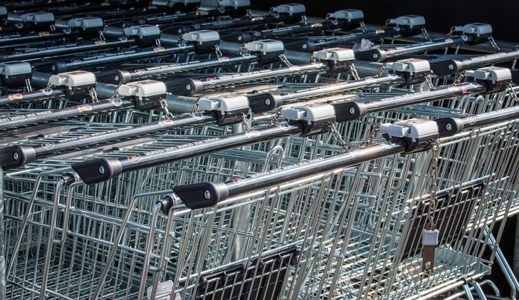 Prodejny a supermarkety počítají zákazníky i za pomoci lžící na boty či kyblíků