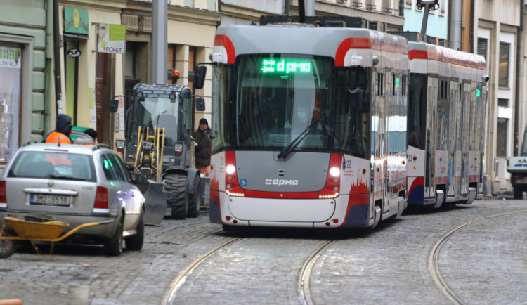Na opravenou trať v centru Olomouce se v sobotu vrátily tramvaje