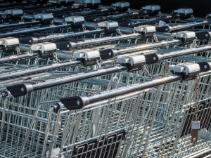 Prodejny a supermarkety počítají zákazníky i za pomoci lžící na boty či kyblíků