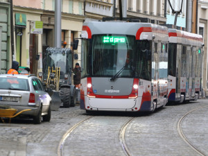 Na opravenou trať v centru Olomouce se v sobotu vrátily tramvaje
