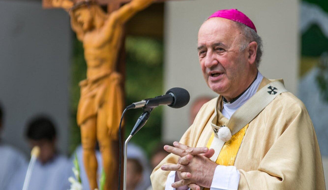 Stav olomouckého arcibiskupa se po týdnu hospitalizace pomalu zlepšuje, zůstává na ARO