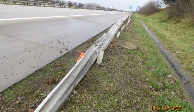 Policisté pátrají po řidiči, který na dálnici u Přáslavic zboural svodidla