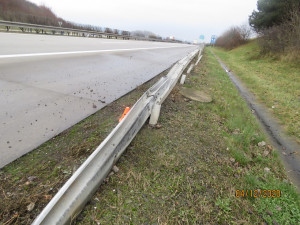 Policisté pátrají po řidiči, který na dálnici u Přáslavic zboural svodidla