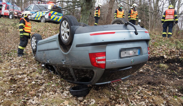 Skončil střechou dolů. Ohlížel se za psem