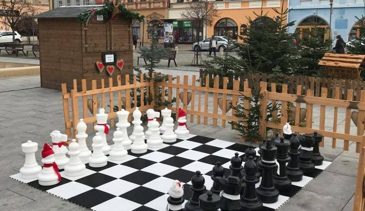 Lidé v Hranicích si mohou na náměstí zahrát obří šachy