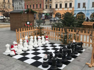 Lidé v Hranicích si mohou na náměstí zahrát obří šachy