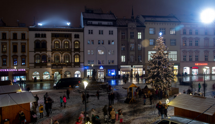 Restaurace musí zavřít ve 20:00. Na trzích se přestane prodávat punč