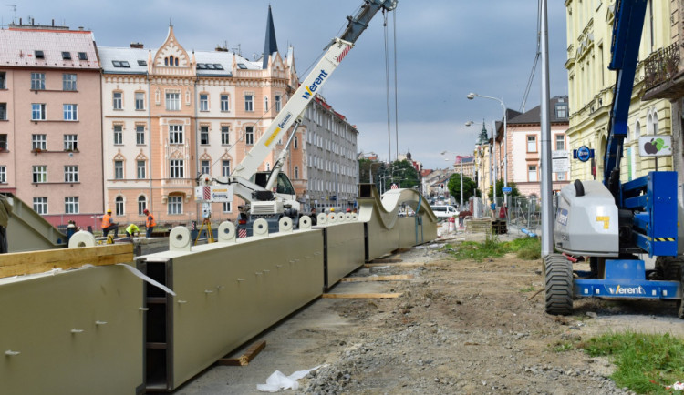 Stavaři nad řeku Moravu na Masarykově třídě v Olomouci nasunou most vážící 300 tun