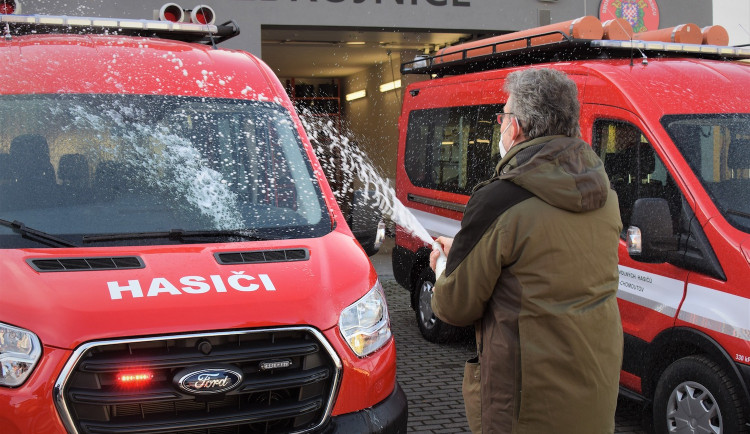 Dobrovolní hasiči mají dva nové vozy. Dostaly jméno Kačena a Sylvinka