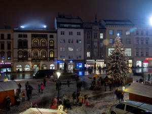 Restaurace musí zavřít ve 20:00. Na trzích se přestane prodávat punč