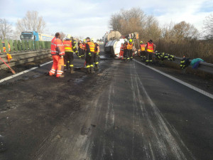 Před Olomoucí se na D46 převrátila cisterna s asfaltem. Dálnice je uzavřena