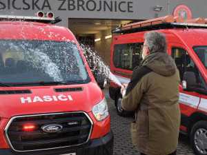 Dobrovolní hasiči mají dva nové vozy. Dostaly jméno Kačena a Sylvinka