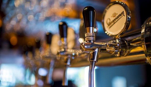 Pivo z restaurace ve džbánku, lihoviny z vánočních trhů v lahvích, vláda upravila opatření ohledně prodeje alkoholu