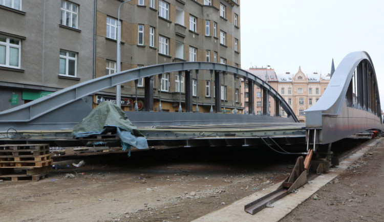 Stavaři posunuli konstrukci nového mostu v Olomouci o první metry