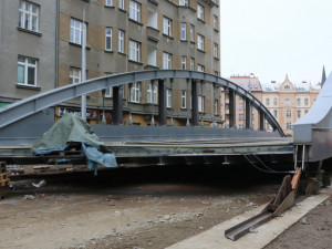 Stavaři posunuli konstrukci nového mostu v Olomouci o první metry