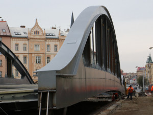 Stavaři posunuli konstrukci nového mostu v Olomouci o první metry