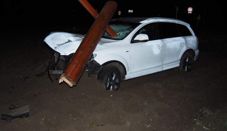 Řidič Audi nezvládl zatáčku a vrazil do dřevěného přístřešku u cyklostezky