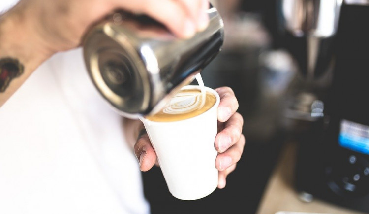 Podle opraveného nařízení se nesmí prodávat ani káva nebo čaj s sebou