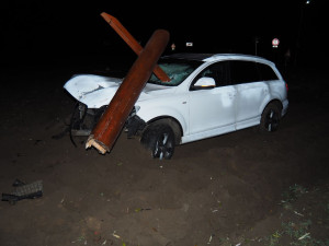 Řidič Audi nezvládl zatáčku a vrazil do dřevěného přístřešku u cyklostezky