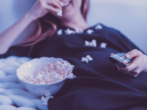 Lidé podle průzkumu tráví u televize mnohem více času, filmové pirátství vzrostlo o 300 procent