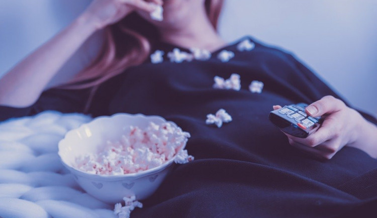 Lidé podle průzkumu tráví u televize mnohem více času, filmové pirátství vzrostlo o 300 procent