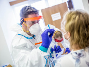 O antigenní testování je velký zájem. Fakultní nemocnice Olomouc začne testovat už ve středu