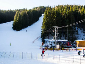 Lyžařské areály v Jeseníkách v pátek spustí vleky. Obsazené hotely vrací zálohy