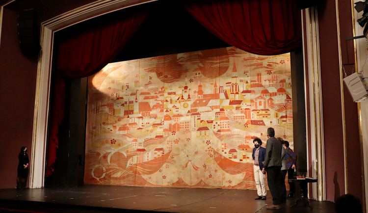 FOTO: Moravské divadlo Olomouc znovu zdobí historická ručně tkaná opona