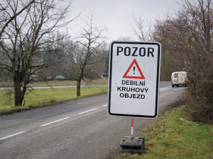 FOTO: V Hejčíně vznikl nový kruhový objezd. Značka na něj upozorňuje svérázným způsobem