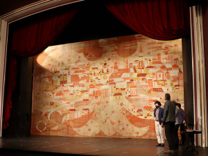 FOTO: Moravské divadlo Olomouc znovu zdobí historická ručně tkaná opona