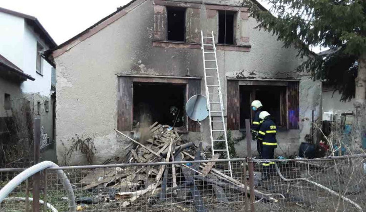 V Bohuslavicích na Šumpersku hořel dům. Hasiči z něj vytáhli popáleného muže