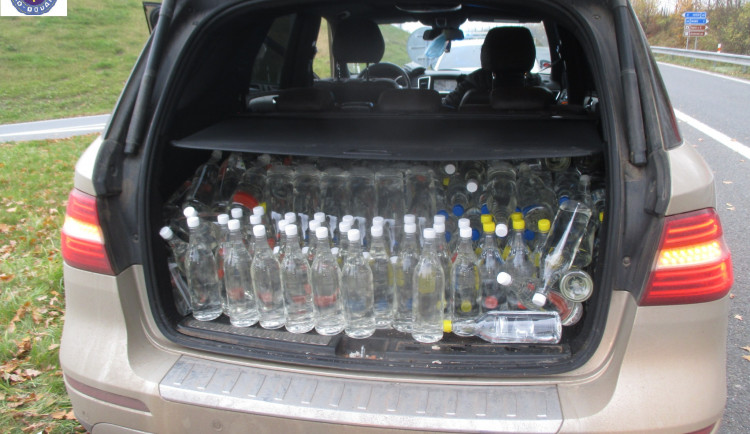 Olomoučtí celníci zadrželi stovky plastových lahví s alkoholem. Řidič tvrdil, že se jedná o COVID dezinfekci