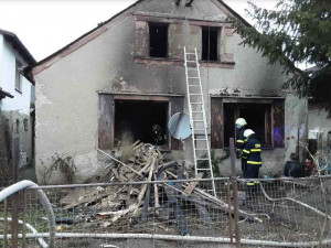 V Bohuslavicích na Šumpersku hořel dům. Hasiči z něj vytáhli popáleného muže