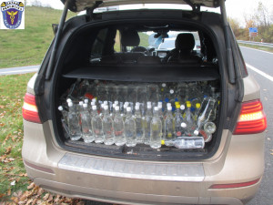 Olomoučtí celníci zadrželi stovky plastových lahví s alkoholem. Řidič tvrdil, že se jedná o COVID dezinfekci