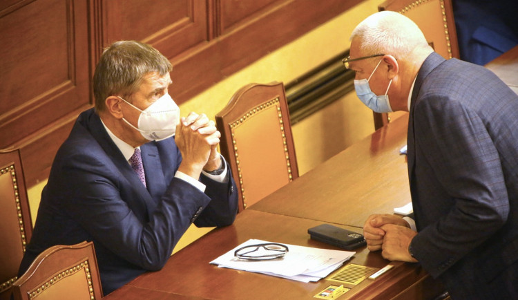 ANO i ČSSD ustoupily komunistům. Rozpočet byl schválen. Podepíše ho Zeman?