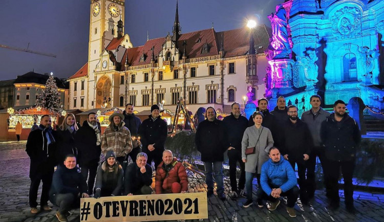 VIDEO: Olomoučtí restauratéři a šéfkuchaři na náměstí poděkovali svým hostům za podporu