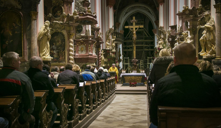 Vánoční mše na místenky nebo před kostelem. Farnosti řeší omezenou kapacitu