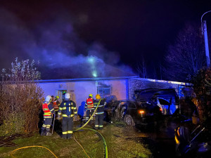 V Dolanech v noci na neděli došlo k autonehodě a následnému požáru domu, dva zranění