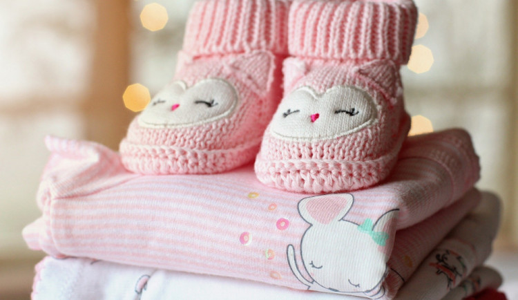 Nejhorší dárky? Těhotenské testy i dětská bodyčka, rodiče tak říkají svým dětem, že by už rádi vnoučata