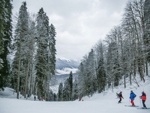 Stovky lyžařů zaplnily včera před nuceným uzavřením sjezdovku v Branné