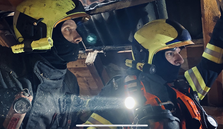 V Bělkovicích-Lašťanech hořela střecha domu, možnou příčinou je zábavní pyrotechnika