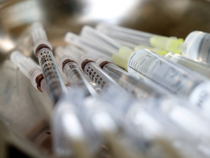 První vakcíny proti onemocnění covid-19 dorazí do kraje místo dneška nejdříve až ve čtvrtek