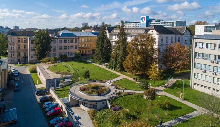 Do FN Olomouc dnes dorazila první várka vakcíny proti covidu-19, očkovat se začne zítra