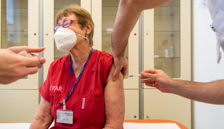 FOTO: Očkování zdravotníků ve FN Olomouc začalo. Vakcína je jediná naděje, říká doktor