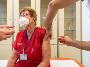 FOTO: Očkování zdravotníků ve FN Olomouc začalo. Vakcína je jediná naděje, říká doktor