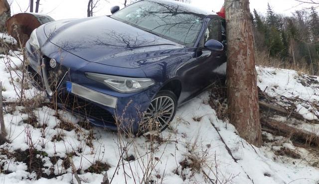 FOTO: Bilance dvou dopravních nehod na Jesenicku činí 170 tisíc korun