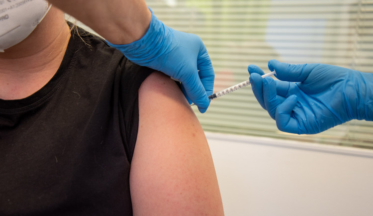 V Olomouckém kraji začínají očkovat zdravotníky i další nemocnice