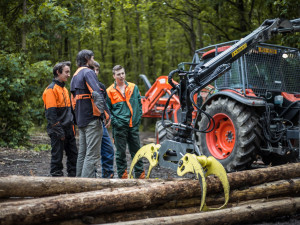 Odborná výuka, řidičské průkazy i kurzy. SOŠ lesnická a strojírenská Šternberk nabízí k oborům řadu výhod