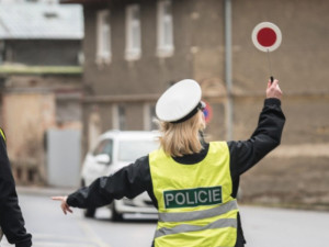 Opilý řidič vezl v autě dvě nezletilé děti. Na místě přišel o řidičák