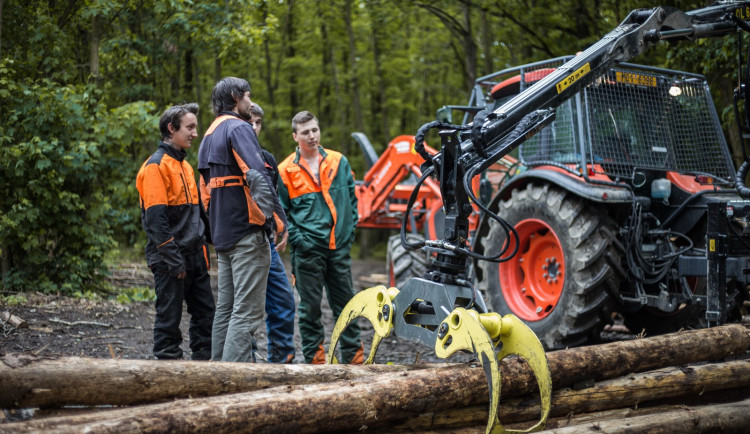Odborná výuka, řidičské průkazy i kurzy. SOŠ lesnická a strojírenská Šternberk nabízí osm oborů